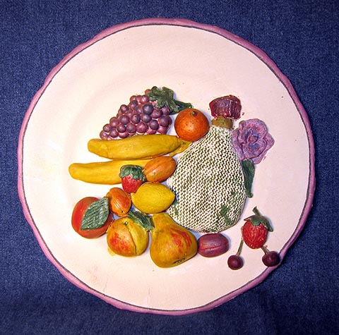 Rosette „Obst“. Ton. 2000. Arbeit aus der Ausbildungszeit an der Kinderschule für Kunst in Nowomoskowsk (Russland).