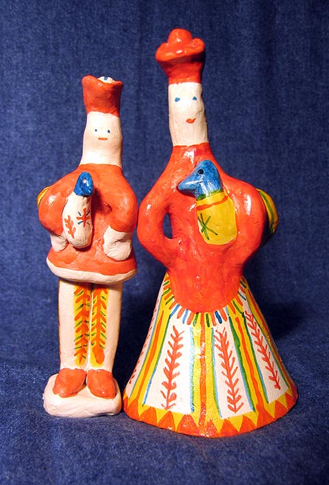 „Soldat und Fräulein“. Filimonowo-Spielzeug. 2000. Hergestellt im Unterricht für angewandte Komposition an der Kinderschule für Kunst in Nowomoskowsk (Russland).