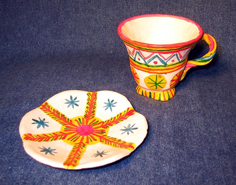 „Tasse und Untertasse“. Filimonowo-Spielzeug. 2000. Hergestellt im Unterricht für angewandte Komposition an der Kinderschule für Kunst in Nowomoskowsk (Russland).