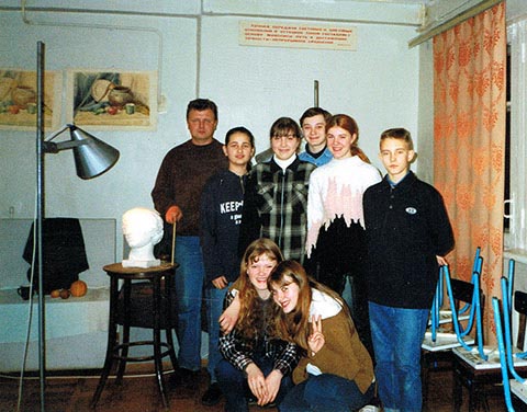 Gruppe von Schülern der Kinderkunstschule. Links der Direktor Pingatschow Sergej Nikolajewitsch.