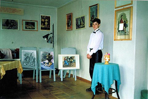 Übergabe des Diploms an Alexander Babel. Auf den Staffeleien die Abschlussarbeiten: Zeichnung, Malerei, Staffeleikomposition, angewandte Komposition.