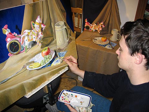 Alexander Babel malt das Bild „Stillleben mit der ‚Troika‘“.