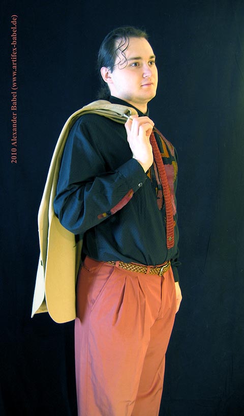 Alexander Babel in Großaufnahme, Ganzkörper, mit Jacke lässig über die Schulter gelegt.