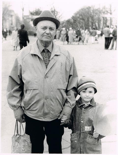 Artur Babel, Großvater väterlicherseits, hält seinen sechsjährigen Enkel an der Hand.