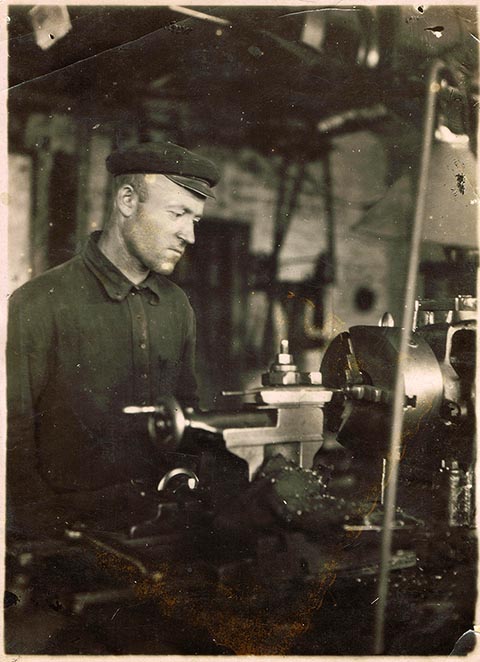 Josef Babel, Urgroßvater, in Arbeitskleidung an der Drehmaschine „Krause“.