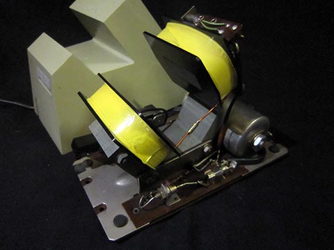 Entmagnetisierapparat MagnOmatic mit abgenommener Abdeckung, Vorderansicht.