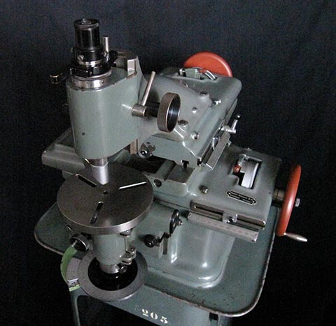 Koordinatenbohrmaschine Henri Hauser Typ M1 mit stabilem rundem Drehtisch für präzise Bohrarbeiten.