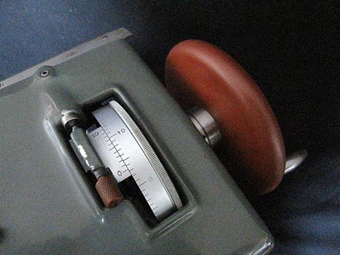 Koordinatenbohrmaschine Henri Hauser M1, metrische Skala mit Genauigkeit bis auf ein Tausendstel Millimeter.