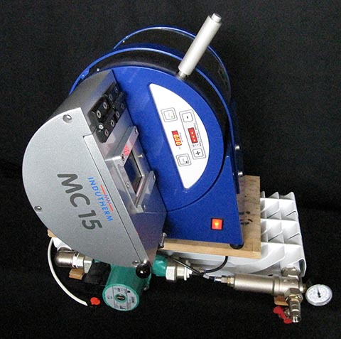 Induktionsgießanlage Indutherm MC15, Walzbachtal (Deutschland). Gießkammer in gedrehter Position.