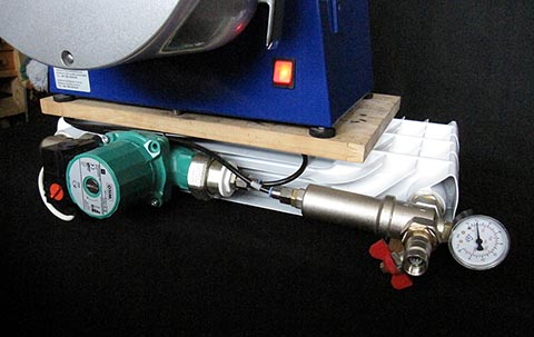 Induktionsgießanlage Indutherm MC15, Walzbachtal (Deutschland). Selbstgebaute Kühlanlage.