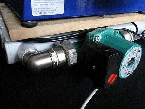 Induktionsgießanlage Indutherm MC15, Walzbachtal (Deutschland). Pumpe der Kühlanlage.