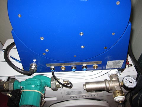 Induktionsgießanlage Indutherm MC15, Walzbachtal (Deutschland). Rückansicht. Anschlüsse.