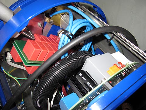 Induktionsofen Indutherm MC15, Walzbachtal (Deutschland) mit geöffnetem Deckel. Sichtbar ist die Leistungselektronik.