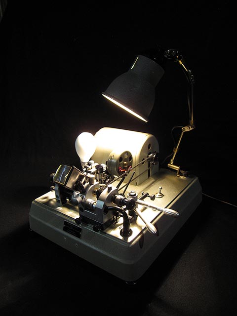 Jean Widmer-Steiner, beleuchtet durch eine integrierte Lampe, Auswuchtgerät für Schraubenunruhen Typ 2. Gesamtansicht.