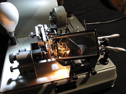 Jean Widmer-Steiner zum Auswuchten einer Schraubenunruh Typ 2, bei dem der Unruhreif zusammen mit der Welle gebohrt werden kann. Verwendung eines Prismas mit Linse.