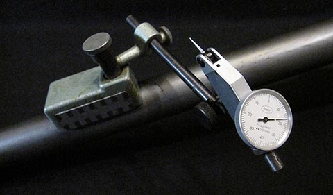 Messuhr auf Magnetstativ.