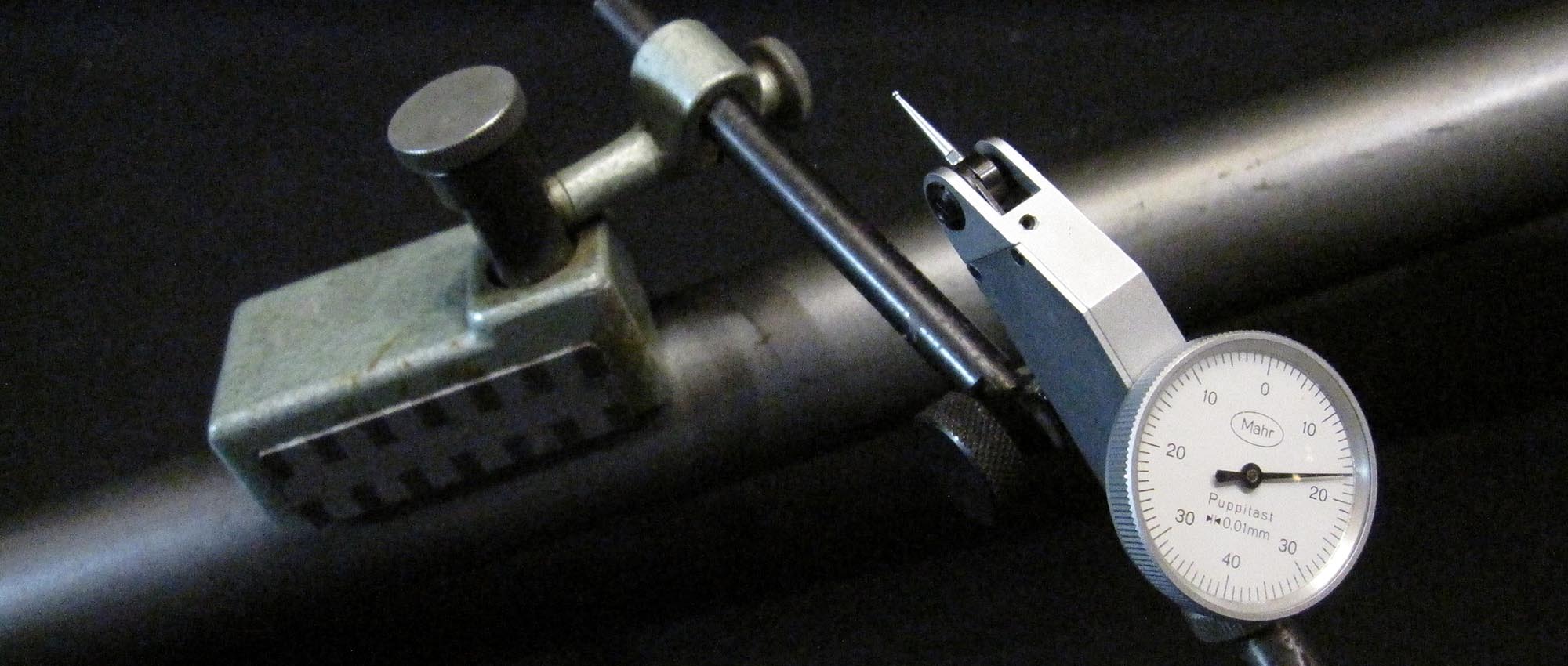 Messtaster auf Magnetstativ.