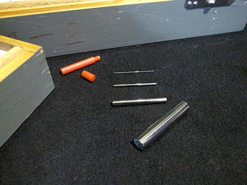 Muster von Kalibrierstiften in verschiedenen Größen – von miniaturhaften 0,3 mm bis zu großen 8,0 mm.