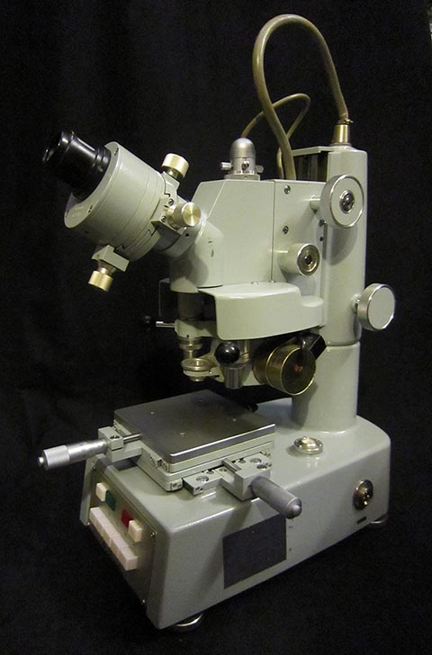 Shimadzu Mikrohärteprüfgerät Typ M, Japan. Gesamtansicht.