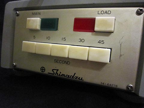 Shimadzu Mikrohärteprüfgerät Typ M, Japan. Bedienfeld.