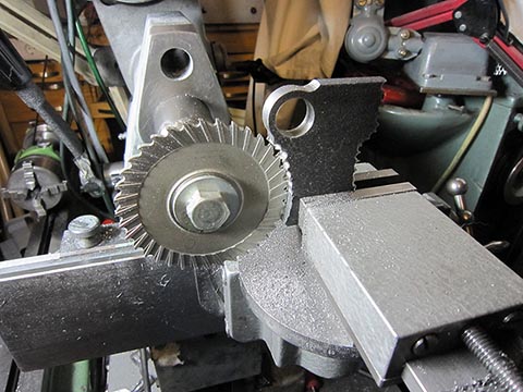 Schaublin 70 Gewindeschneidapparat, Fräsen der Lyra-Konturen auf der Maschine.