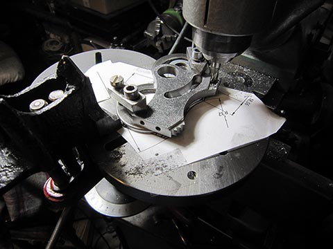 Schaublin 70 Gewindeschneidapparat, Herstellung der Lyra aus einem Stahlrohling nach Vorlage auf der Fräsmaschine.