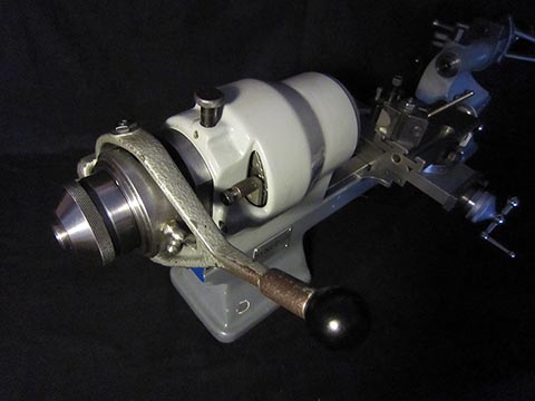 Schaublin 70 mit Rückspindelantrieb, Vorrichtung zum schnellen Spannen und Lösen von Werkstücken in der Vorderdrehbank, Kreuzsupport.