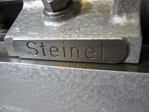 Logo der Steinel SR 2 Walzmaschine für Zapfen, Villingen-Schwenningen an der Neckar (Deutschland).