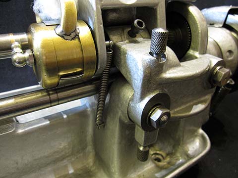 Steinel SR 2 Walzmaschine für Zapfen. Ansicht der Neigungsverstellung der Scheibe.