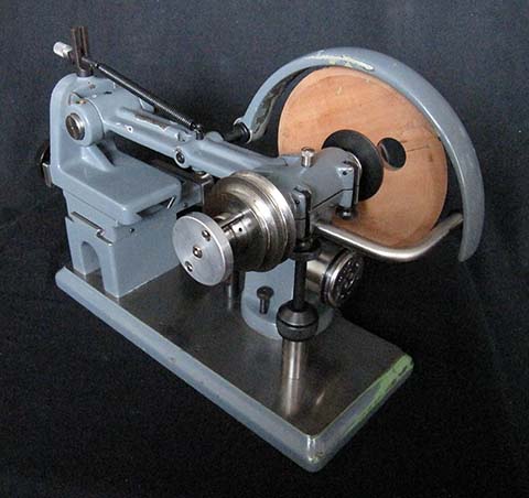 Tribazahnpoliermaschine Prata Typ 11, Tavannes (Schweiz). Kreuzführungen mit Hebel und Holzpolierscheibe. Gesamtansicht.