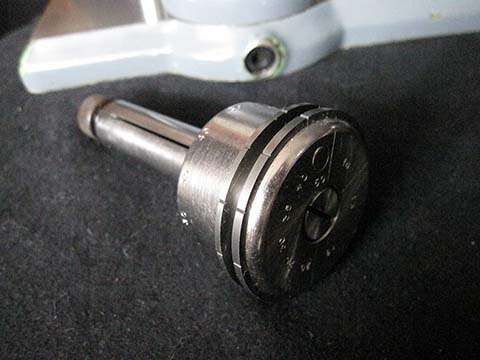 Tribazahnpoliermaschine Prata Typ 11. Einstellschraube der Spindel mit Hartmetalleinlagen und dreieckiger Verzahnung für Tribazähne.