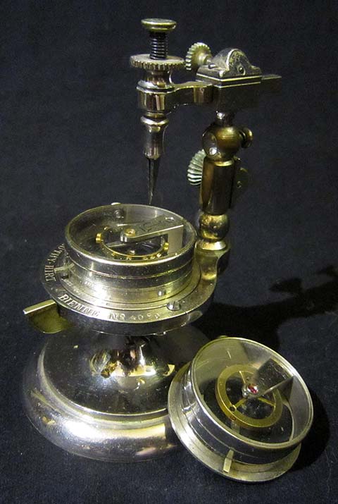 Gerät zur Bestimmung der Länge der Unruhspirale Luthy-Hirt. Gesamtansicht.