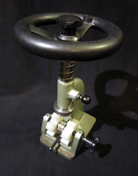 Schlüssel zum Öffnen von Schraubdeckeln von Uhren RAWYLER. Gesamtansicht.